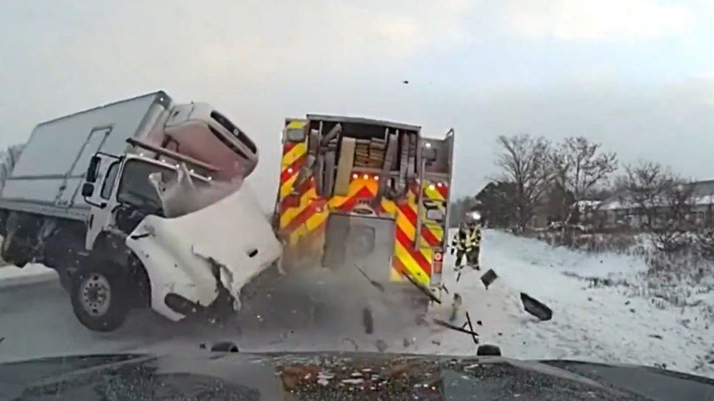 Glatteis! Lkw kracht in Feuerwehrauto