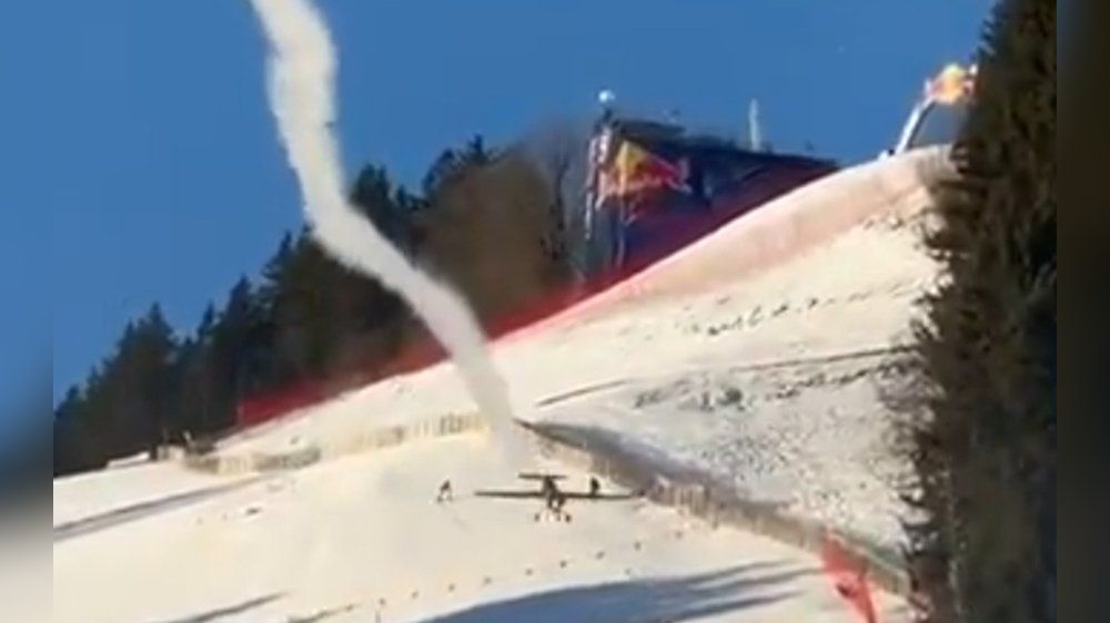 Irrer Stunt: Flugzeug rast über Skipiste