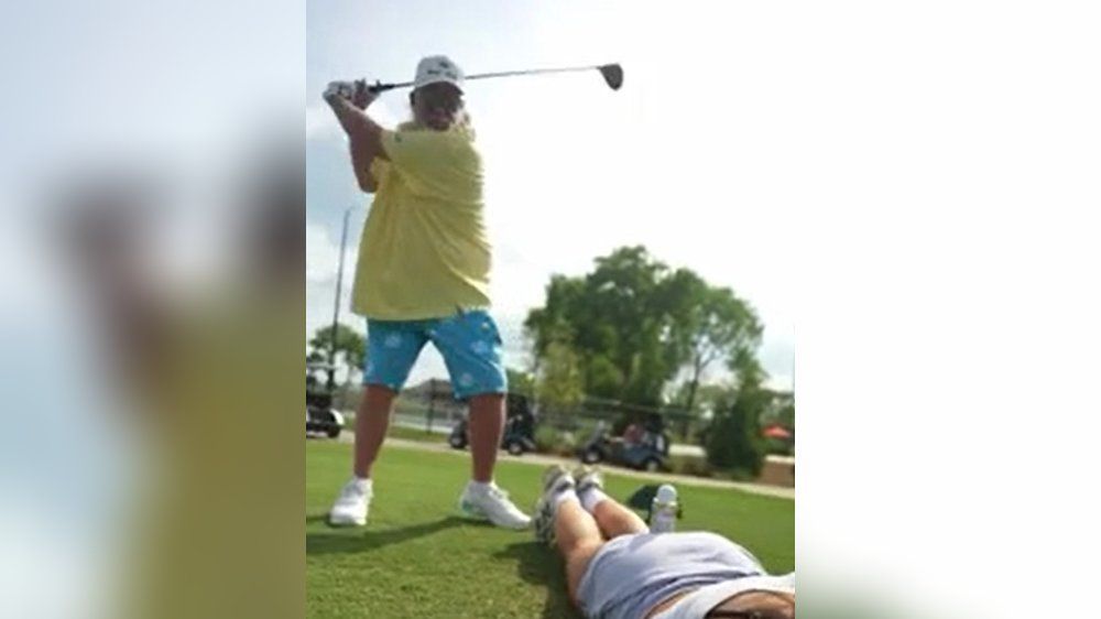 Profigolfer nutzt Influencer-Po als Abschlaghilfe