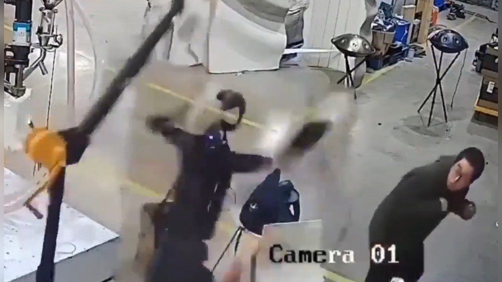 Video: Roboter dreht plötzlich durch und greift Techniker an