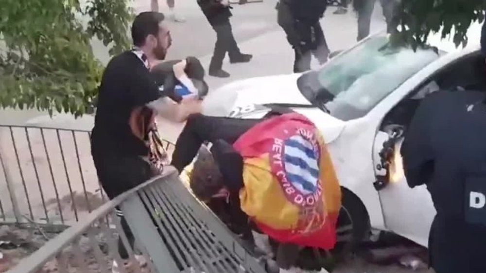 Video: Auto rast in Menschenmenge vor Stadion: Fans und Polizei eskalieren