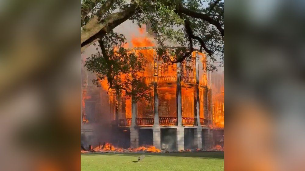 Video: Großbrand vernichtet historisches Herrenhaus