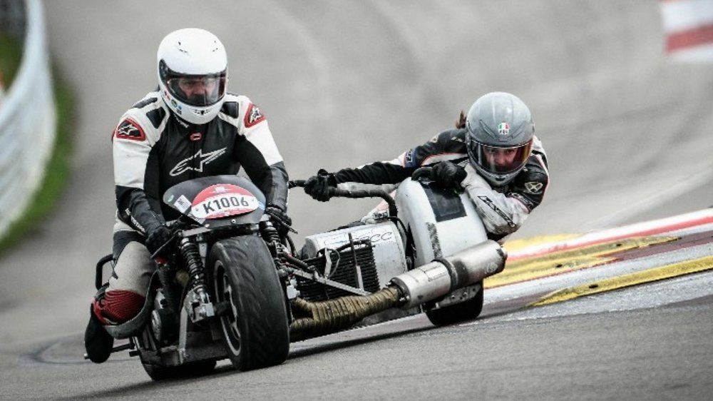 Video: 30.000 Biker feiern legendäres Oldtimer-Motorrad-Treffen in Dijon