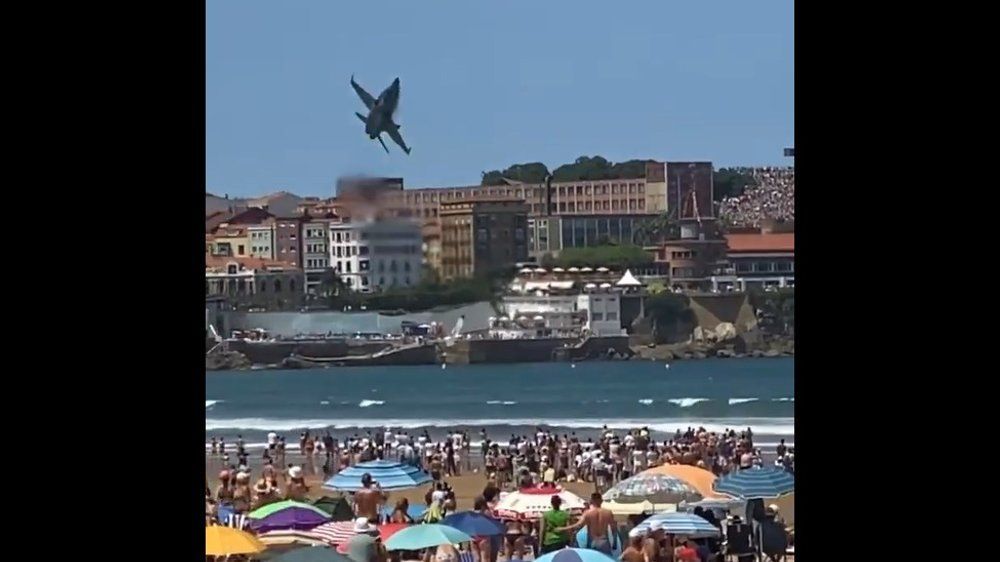 Video: Gefährliche Aktion der Luftwaffe: Kampfjet kracht fast in Strand