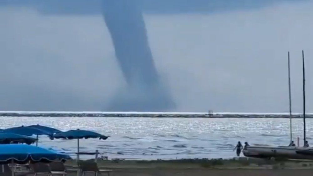 Video: Wasserhose und Hagel: Unwetter wütet an Italiens Adriaküste