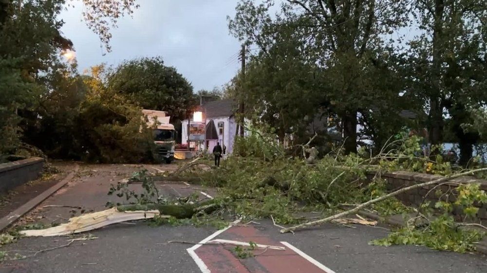 Video: Heftiger Sturm in Großbritannien und Irland - ein Toter