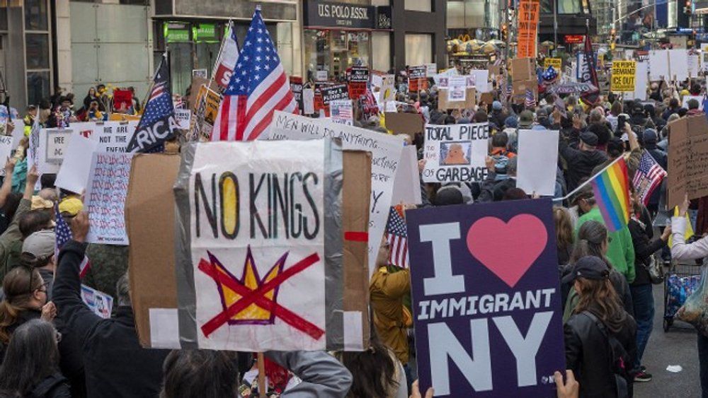 Video: Millionen stürmen die Straßen: Anti-Trump-Welle bricht Rekorde!