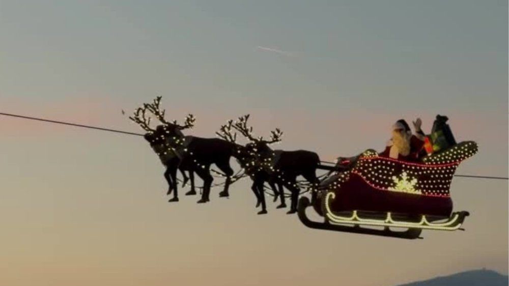 Video: Fliegender Weihnachtsmann über dem Weihnachtsmarkt in Montreux