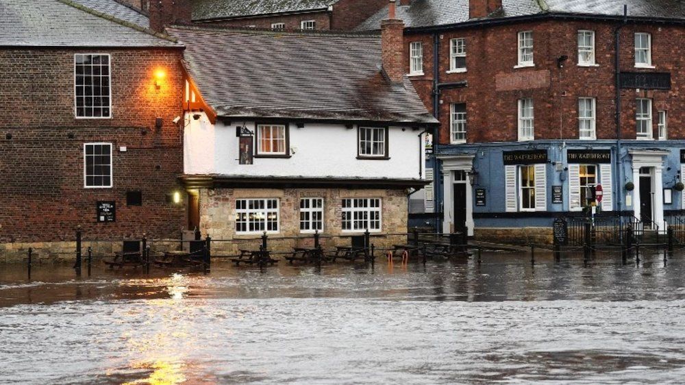 Video: Sturm "Bram" setzt Großbritannien unter Schock