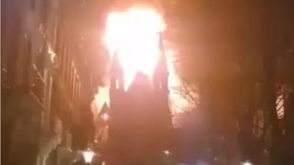 Video: Denkmalgeschütze Kirche Vondelkerk in Amsterdam steht in Flammen