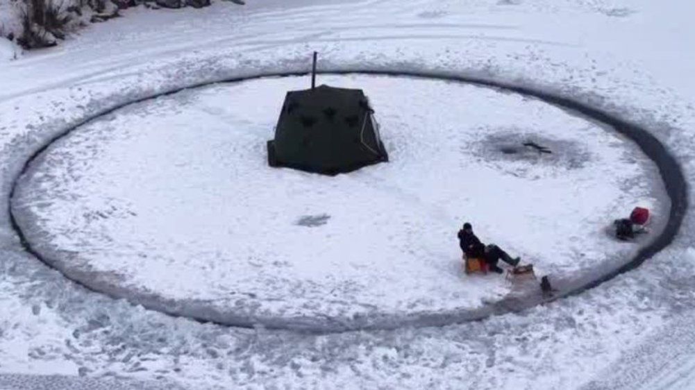 Video: Selbst gebaut: Mann campt auf rotierender Eisscholle
