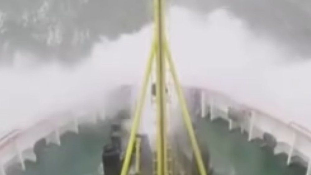 Video: Sturmtief "Elli": Schiff kämpft sich durch meterhohe Nordseewellen