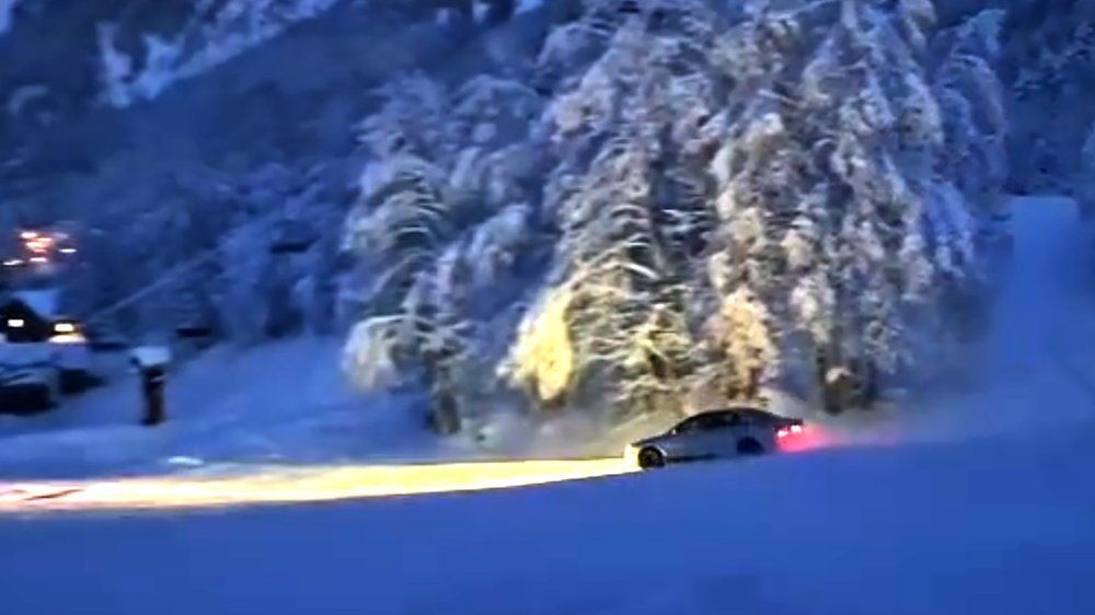 Video: Auto rast über Skipiste: Entsetzen in Urlaubsort