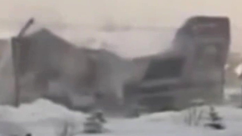 Video: Wegen zu viel Schnee: Einkaufszentrum stürzt ein