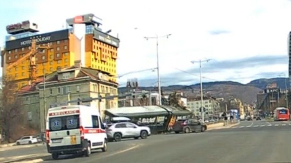 Video: Straßenbahn fliegt aus der Kurve und rammt Haltestelle