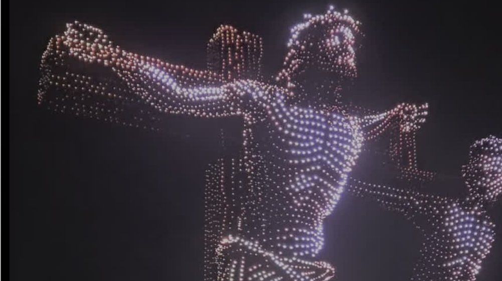 Video: Leuchtender Jesus am Himmel: Drohnen-Show erzählt Oster-Geschichte