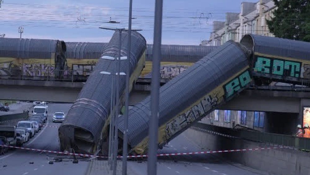 Video: München: Zwei Güterwaggons stürzen von Brücke