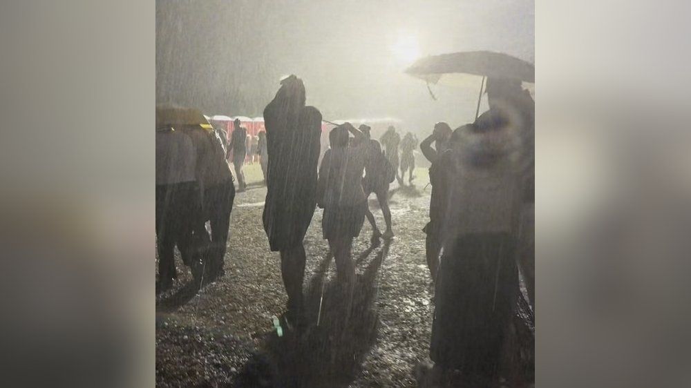 Video: Unwetter-Chaos in Mailand: Verletzte bei Bad-Bunny-Konzert