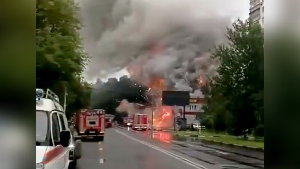 Video: Moskau: Feuerwerk explodiert in Einkaufszentrum