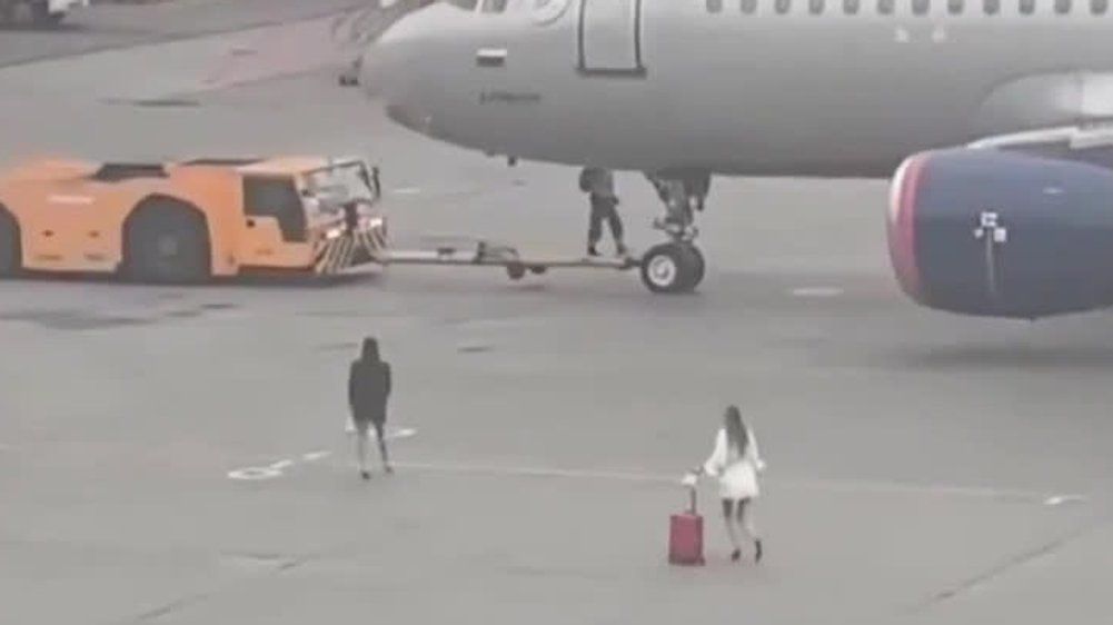 Video: Flug verpasst: Zwei Passagiere laufen über das Rollfeld