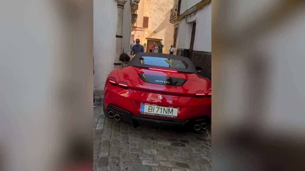 Video: Nichts geht mehr! Ferrari steckt in Altstadtgasse fest