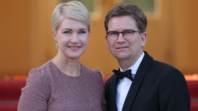 Video: 25 Jahre Eheglück – das ist der Mann an Manuela Schwesigs Seite