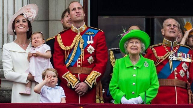 Video: Rüffel vor laufenden Kameras: Hier bringt die Queen Enkel William Manieren bei