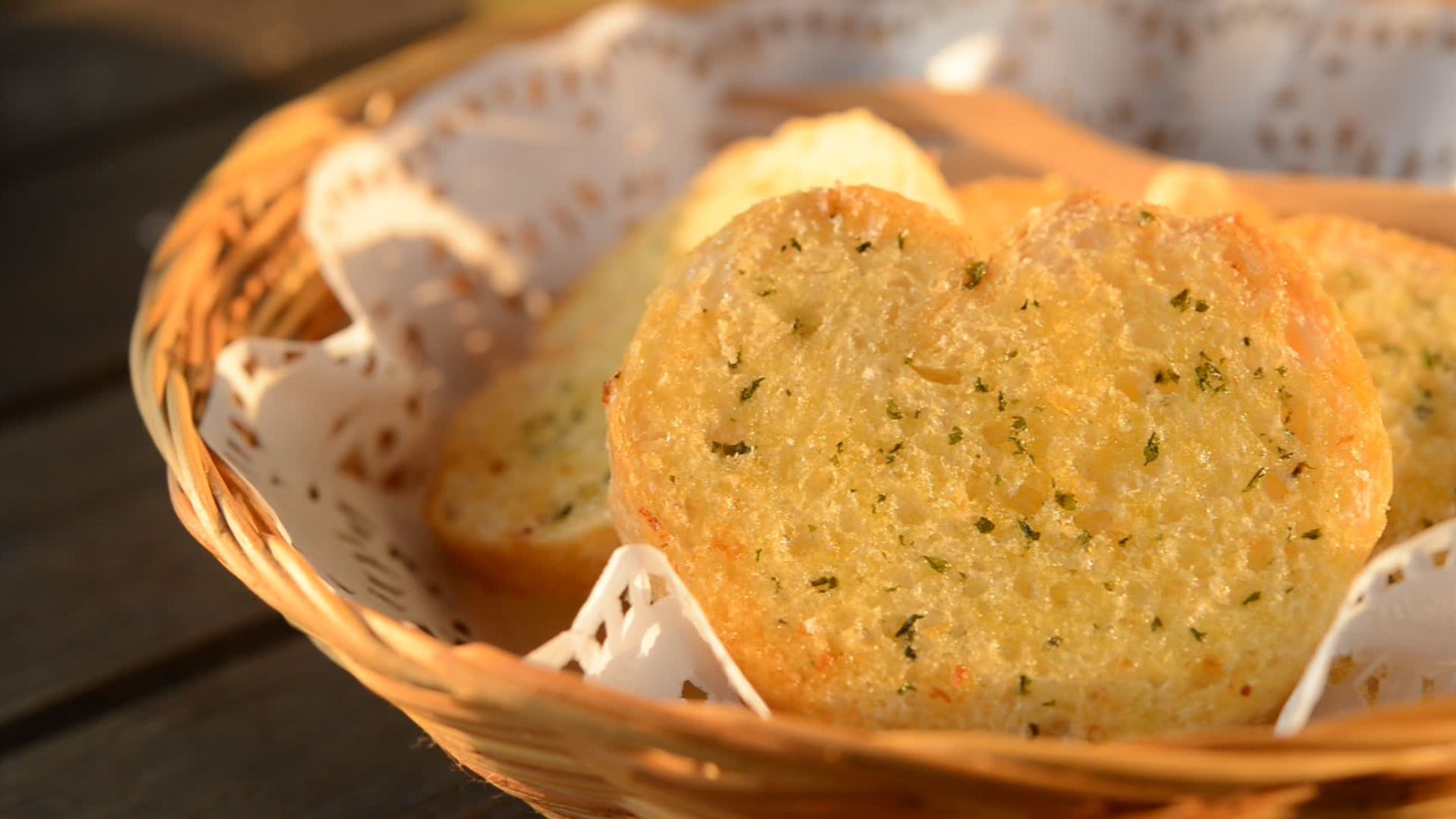 Without yeast, without oven: Recipe for quick garlic bread from the pan