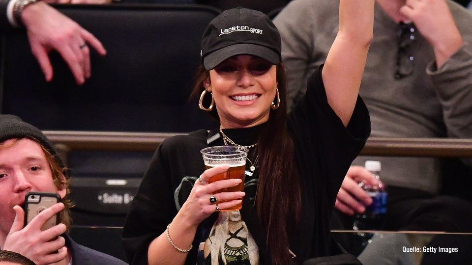 Vanessa Hudgens feuert NBA-Star an & lässt sich tätowieren