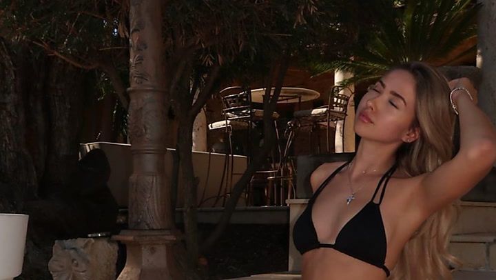 Shania Geiss envía saludos de fin de verano en bikini negro