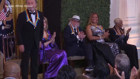 Promis im Weißen Haus: Biden würdigt Billy Crystal und Queen Latifah