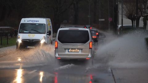 Hochwasser in Schleswig-Holstein: Straßen in Lübeck überschwemmt