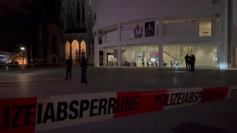 Medien: Unbekannter hält Menschen mit Waffengewalt in Café in Ulm fest
