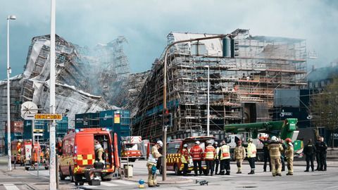 Kopenhagen: Außenmauern ausgebrannter Hälfte der Börse eingestürzt