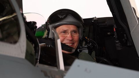 Nato-Generalsekretär Stoltenberg fliegt im Kampfjet der Luftwaffe
