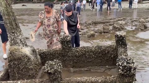 «Brutalität» der Klimakrise: Baerbock besucht im Meer versunkenes Dorf