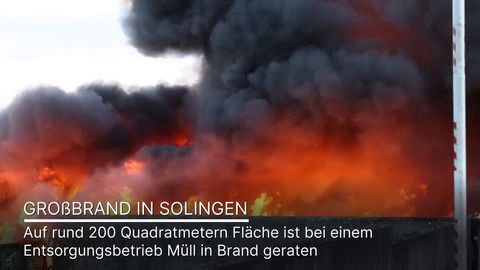 Großbrand in Solingen: Rund 200 Quadratmeter Müll in Flammen