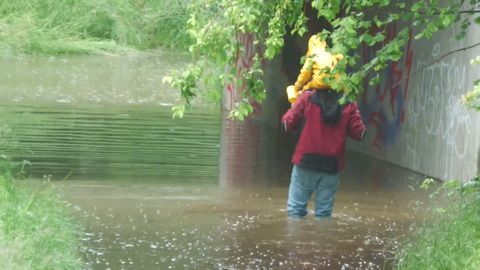 Banges Warten: Hochwasser im Süden steigt, Anwohner bereiten sich vor