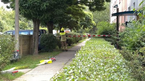Mann sprüht Substanz von Balkon und verletzt zwei Nachbarn