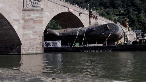 Anspruchsvolles Manöver: Früheres Marine-U-Boot passiert Brücke in Heidelberg
