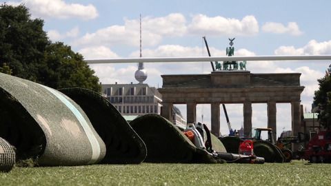 24.000 Quadratmeter: Kunstrasen der Berliner Fanzone findet neues Zuhause
