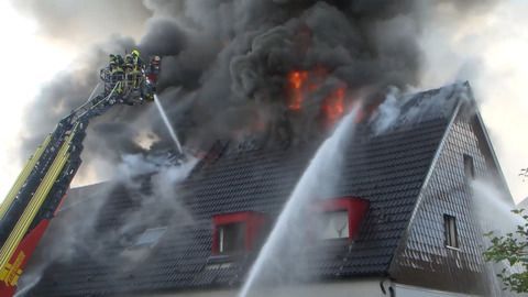 Brennende Hybrid-Autos: Feuer aus Garage setzt Haus in Brand im Rhein-Neckar-Kreis