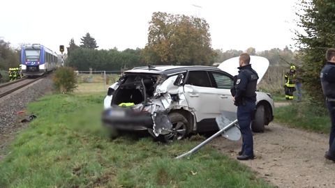 Unfall an Bahnübergang in Frankfurt: Auto und Regionalzug stoßen zusammen