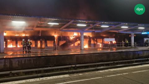 Berliner S-Bahnhof: Regionalzug in Flammen - Feuerwehr kämpft gegen Flammenmeer - Video