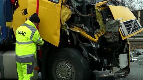 Nahe polnischer Grenze: Lkw kracht in Bus und Auto - fünf Verletzte