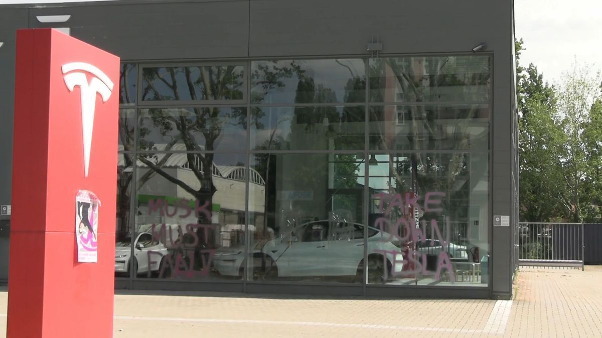 An Musks Geburtstag: Aktivisten beschmieren Tesla-Autohaus