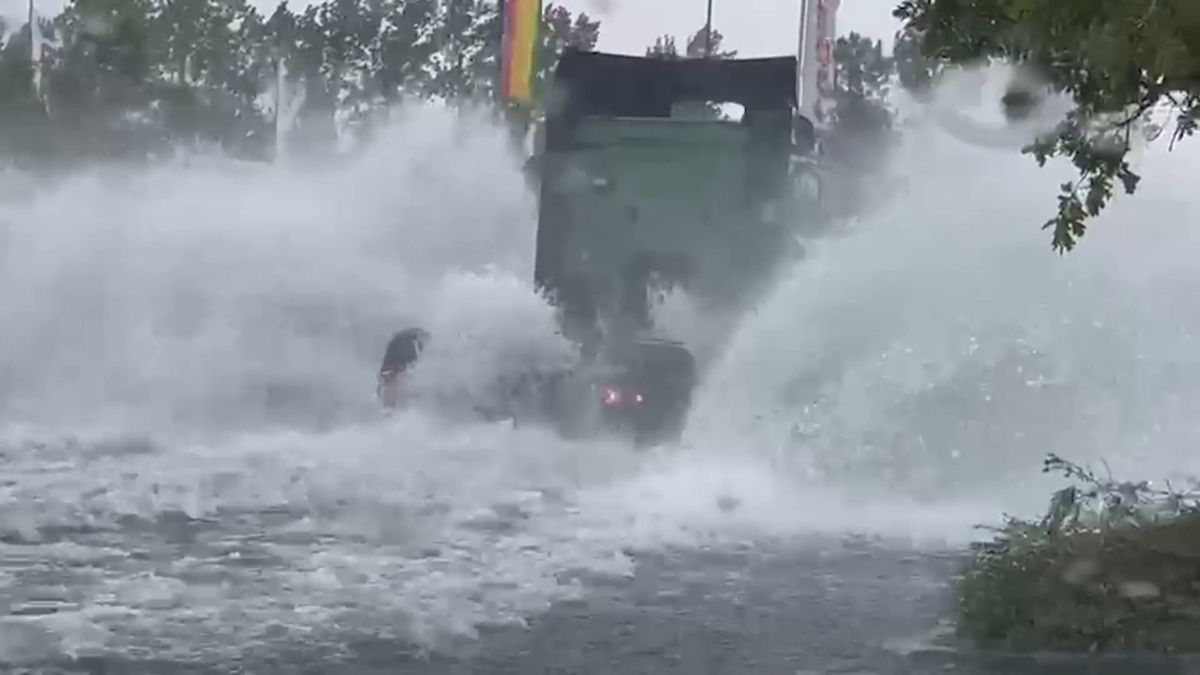 Starkregen in Raum Rostock: Wasser in Straßen und Geschäften
