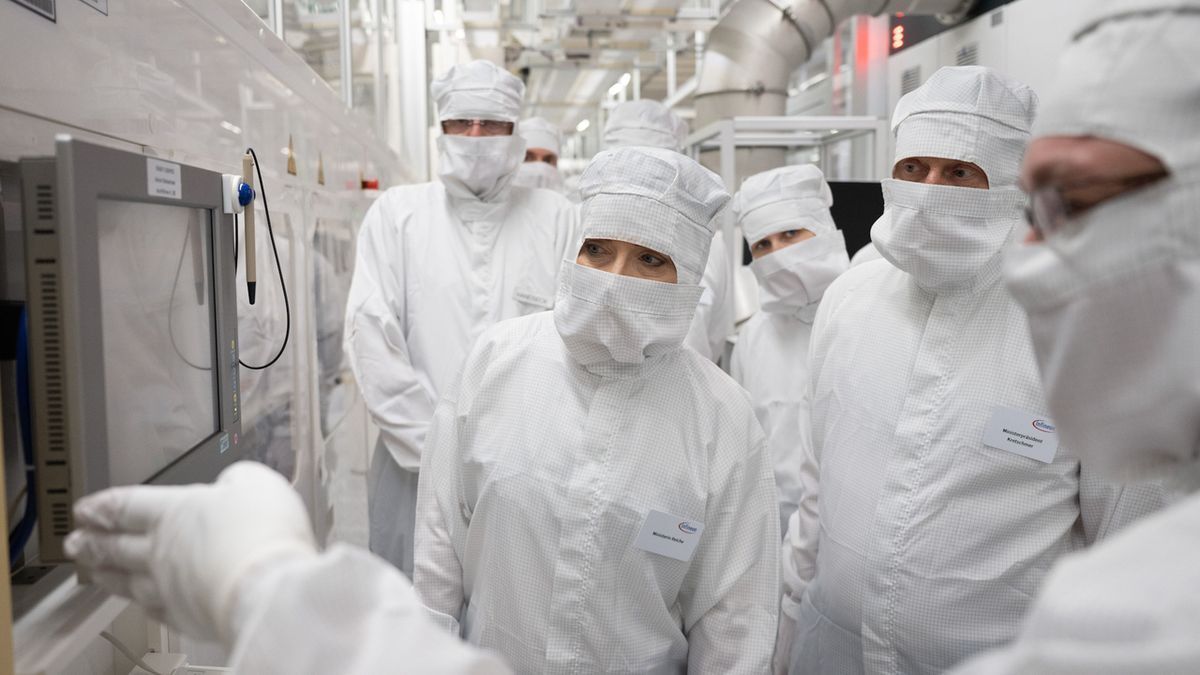 Sommertour in weißem Schutzanzug: Bundesministerin Katherina Reiche bei Infineon