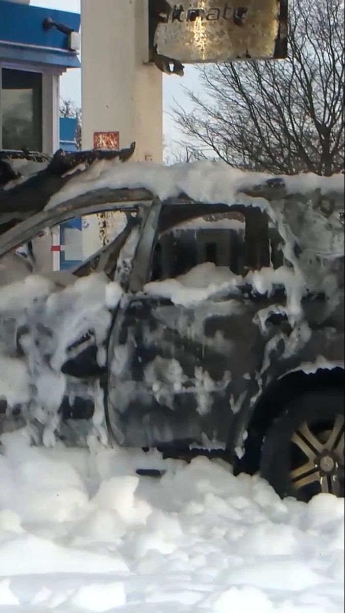Schaum-Meer nach Löscharbeiten: Auto fängt an Mannheimer Tankstelle Feuer