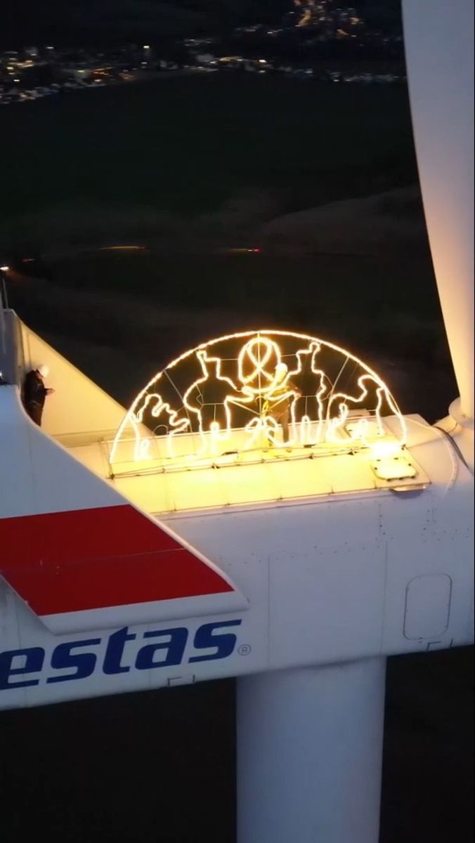 Weihnachtsglanz auf dem Windrad: Schwibbogen erstrahlt auf 140 Metern Höhe